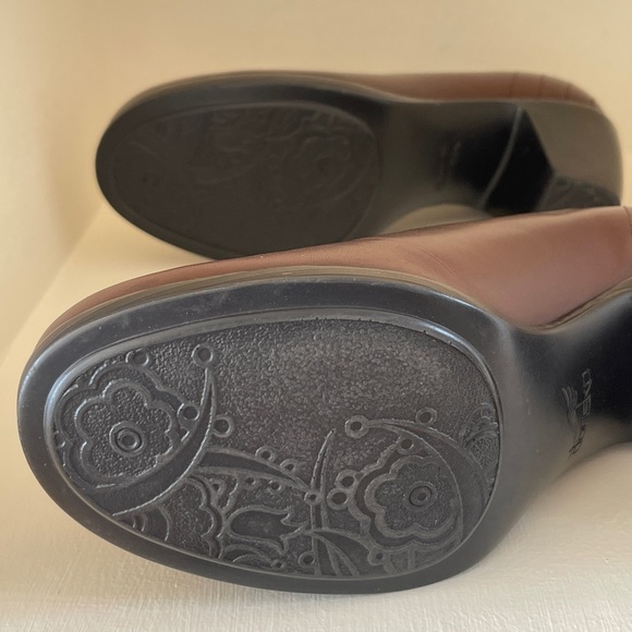 DANSKO BNWT Brown Leather Pumps with 2.5” Heel - Picture 5 of 7